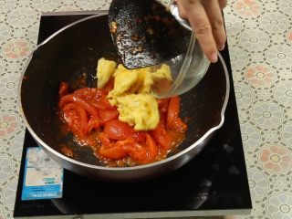 西红柿炒蛋,炒到西红柿变软出汁时，加入炒好的鸡蛋。