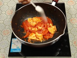西红柿炒蛋,翻炒均匀，鸡蛋外层都裹上了西红柿汁，起锅前根据个人口味加入适量的盐调味。