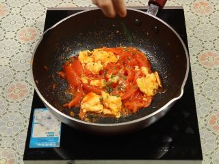 西红柿炒蛋,撒上葱绿，拌匀后就可以盛起食用了。