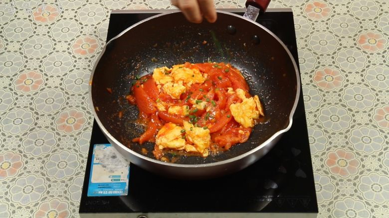 西红柿炒蛋,撒上葱绿，拌匀后就可以盛起食用了。