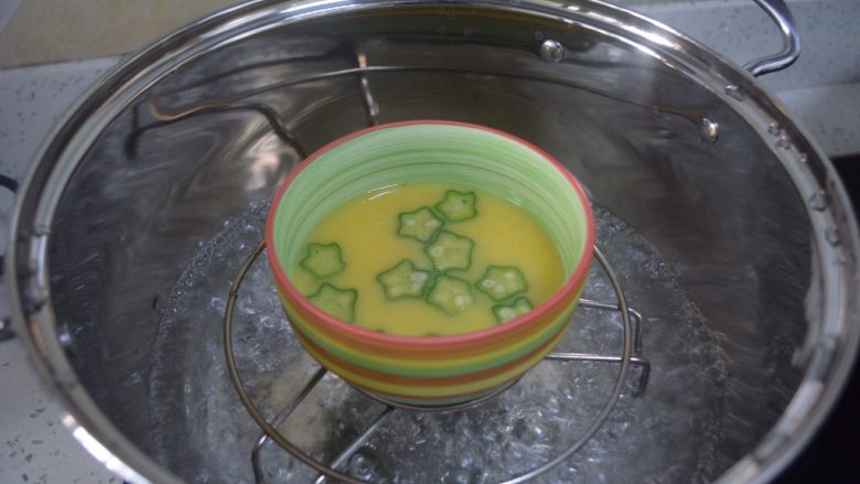 秋葵蒸蛋羹,水开后上锅中小火蒸10分钟。