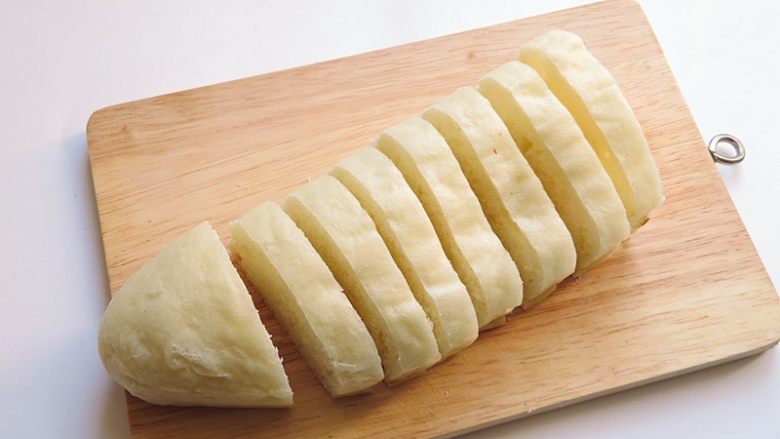 黄金香辣脆饼,将馍切成0.5厘米厚的片，不要太薄，太薄容易炸焦