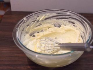 奥利奥芝士蛋糕,将夹心倒入软化的奶油奶酪中打发（盛放的容器必须无油无水），但不要太硬，打到不再是液体即可