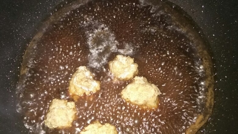 红烧肉丸子,煮沸后把丸子丢进去，拿勺子往肉丸上浇灌汤汁，可以加点淀粉配水让汤汁便浓稠