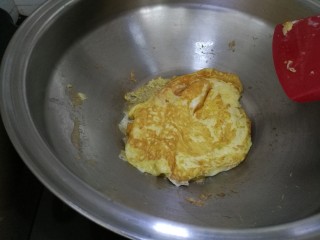 农家一碗香,小火将鸡蛋煎至第一面金黄色时，翻过来煎第二面
