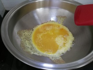 农家一碗香,下油煎鸡蛋，一定要小火
