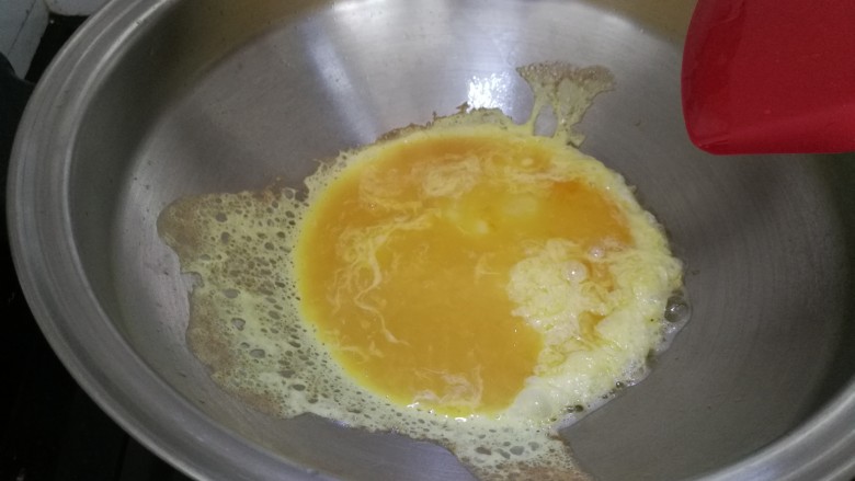 农家一碗香,下油煎鸡蛋，一定要小火