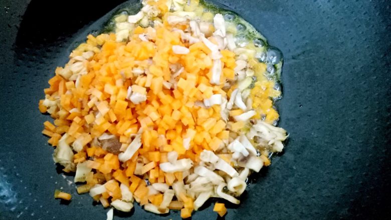 豆油皮糯米卷,锅里放适量油烧热，倒入胡萝卜香菇丁
