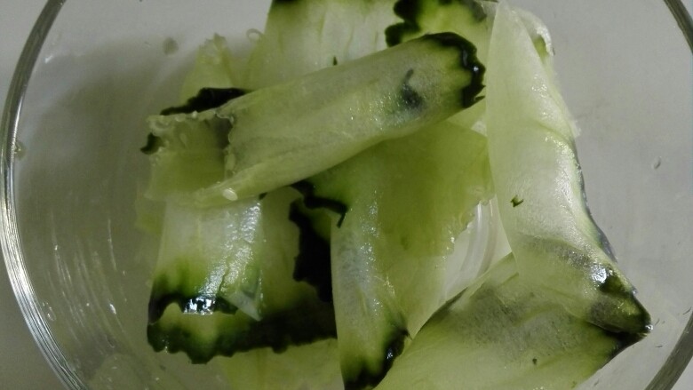 夏季凉拌黄瓜片,将黄瓜用卷刀卷成很薄的片  黄瓜量根据自己的需求  