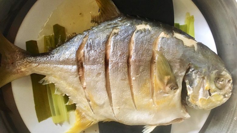 清蒸鱼,鱼熟后去掉表面的葱姜，利用两个铲子之类的挪到一个深盘里
