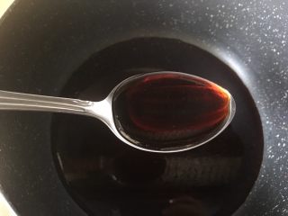 清蒸鱼,7勺蒸鱼豉油（我用李锦记的）直接放到刚刚的油锅里