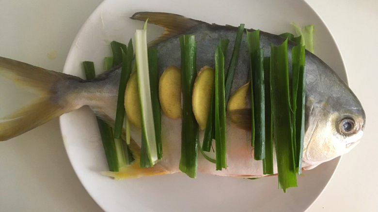 清蒸鱼,鱼身上也放上葱段和姜片