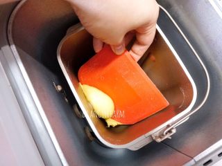 中种南瓜吐司面包,烤箱版本：接上步骤4，放入黄油和酵母后继续揉面10分钟左右，揉至完全阶段。用刮板割出一小块面团。