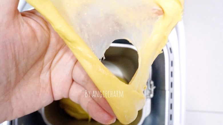 中种南瓜吐司面包,慢慢抻开，拉出坚韧透明的薄膜，破洞边缘光滑，就达到完全阶段了。把取出的小面团重新和大面团揉合。