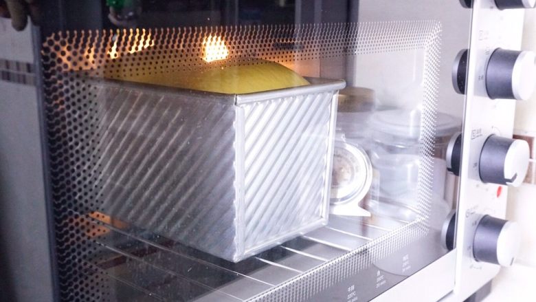 中种南瓜吐司面包,入烤箱下层38分钟左右，开烤后上色满意就加盖锡纸。