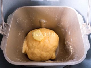 中种南瓜吐司面包,15分钟后完成，面团顶部放一块8g黄油。如果用面包机走全程，请看步骤5。如果用烤箱烤，直接跳至步骤6。