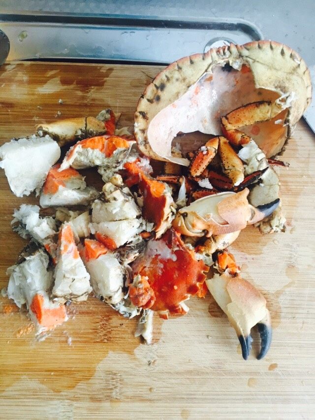 椰香咖喱面包蟹,元宝蟹断成块，留好蟹壳摆盘好看。