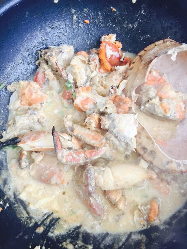 椰香咖喱面包蟹,大概这个样子的，注意多用点水，因为芝士粘稠，看好火候避免胡底。盐根据口味调入。