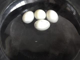 凉拌香辣皮蛋,锅里放清水把皮蛋放进去煮5-8分钟