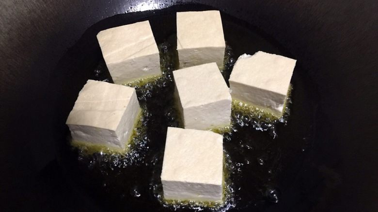 酿豆腐,等油烧热后放入豆腐。