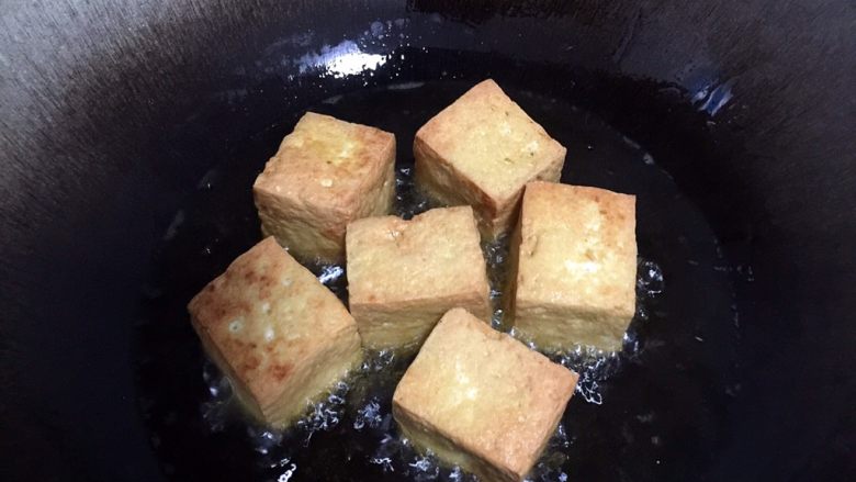 酿豆腐,煎炸至金黄色即可，夹起来放盘子里备用。