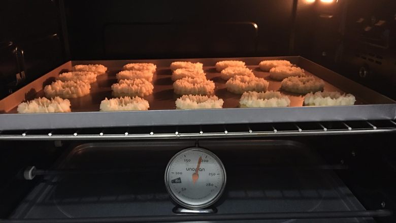 幸福奶酥饼干,烤箱预热至190度，上下火中层烘烤5分钟，改170度热风循环10-12分钟
