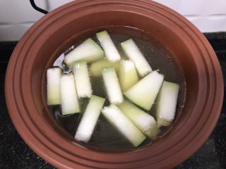莲子薏米冬瓜老鸭汤,你看，焯水过后的鸭肉，洗干净了，炖出来的汤水是很干净的，继续盖上锅盖炖着