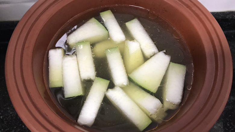 莲子薏米冬瓜老鸭汤,你看，焯水过后的鸭肉，洗干净了，炖出来的汤水是很干净的，继续盖上锅盖炖着