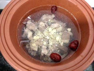 莲子薏米冬瓜老鸭汤,紫砂锅一次加入足够的水，放入鸭肉和备好的料。一般煲汤就先大火烧开，沸腾十分钟后，转中小火慢慢炖。我用的是电动的紫砂锅，时间就炖更久一些。