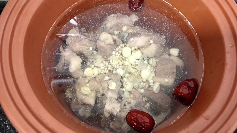 莲子薏米冬瓜老鸭汤,紫砂锅一次加入足够的水，放入鸭肉和备好的料。一般煲汤就先大火烧开，沸腾十分钟后，转中小火慢慢炖。我用的是电动的紫砂锅，时间就炖更久一些。
