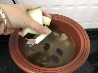 莲子薏米冬瓜老鸭汤,炖了两个小时以后，再把冬瓜放进去，一开始一起放的话，我怕它会炖得太烂