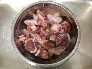 莲子薏米冬瓜老鸭汤,然后把鸭肉放到一个里面，用冷水泡十分钟，把血水泡出一些，洗干净待用