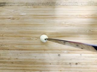 莲子薏米冬瓜老鸭汤,接下来，处理处理一下莲子，莲子的芯是苦的，我们要把它弄出来。找一把小水果刀，刀尖戳进莲子的洞里，用力一切即可