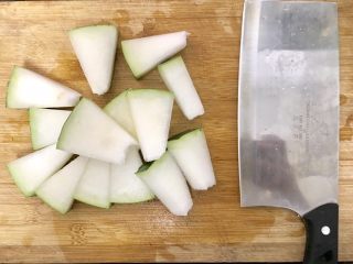 莲子薏米冬瓜老鸭汤,把买好的冬瓜，抠掉中间的芯，切成一块一块的