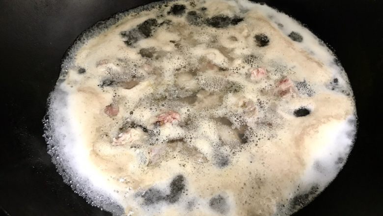 莲子薏米冬瓜老鸭汤,锅里放冷水，加入洗干净的鸭肉，适量的料酒，大火煮开，把血水给煮出来，一般水沸腾几分钟后我就捞起来了