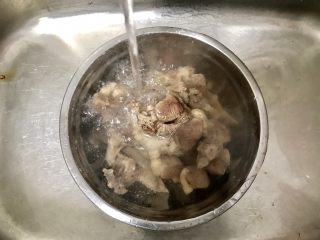 莲子薏米冬瓜老鸭汤,烫好的鸭肉放到碗里面，用流动的冷水再次冲干净，给鸭肉降降温