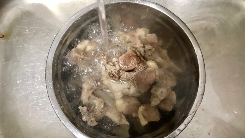 莲子薏米冬瓜老鸭汤,烫好的鸭肉放到碗里面，用流动的冷水再次冲干净，给鸭肉降降温