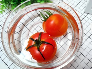 柠香番茄酱,准备一个大碗，放入两个西红柿，倒入100°开水浸泡1分钟
