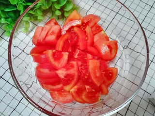 柠香番茄酱,将西红柿切块