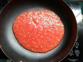 柠香番茄酱,将西红柿汁倒入平底锅