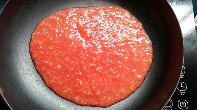 柠香番茄酱,将西红柿汁倒入平底锅