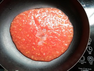 柠香番茄酱,再加入4颗冰糖，开火熬煮