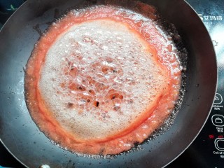 柠香番茄酱,边煮边搅拌，这时候水分还是特别多，继续熬煮