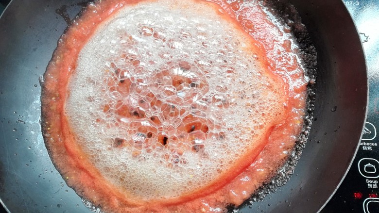 柠香番茄酱,边煮边搅拌，这时候水分还是特别多，继续熬煮