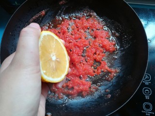 柠香番茄酱,浓稠时挤入柠檬汁熬煮至收汁即可