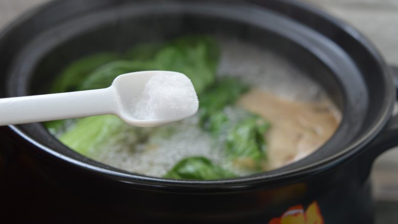 西洋参炖鸡汤,加入适量的精盐