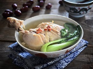 西洋参炖鸡汤,适合夏季的清淡鸡汤就做好了

