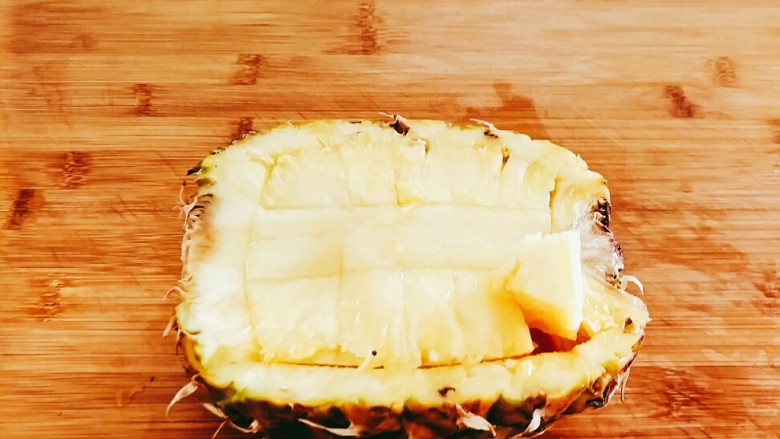 菠萝糯米饭,取其中一半，用小刀在菠萝肉上切小方块。