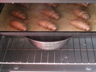 黑芝麻卷面包（一次发酵）,放烤箱里，底部放一盆热水，开始发酵至两倍大