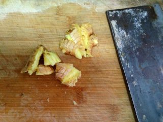 香菇鸡汤,把生姜洗净后，用刀背拍几下。香菇用清水泡发。